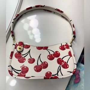 Coach swinger 20. Cherry print